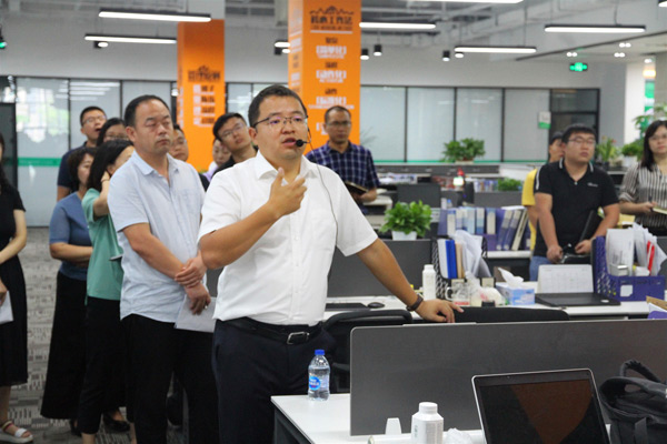 徐斌董事長(cháng)給全體員工做企業(yè)文化培訓